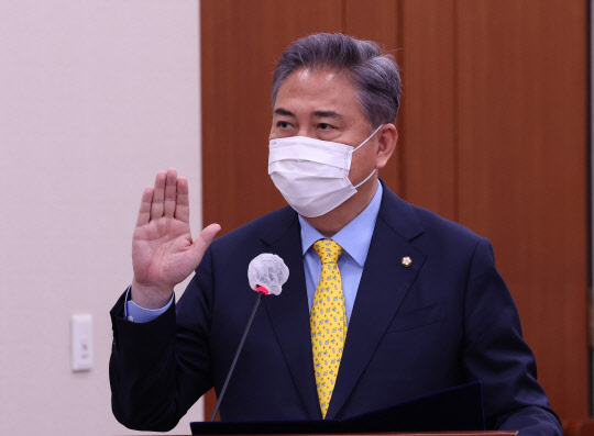 박진 외교부 장관 후보자가 2일 국회에서 열린 인사청문회에서 선서하고 있다. 연합뉴스.